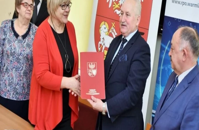 {W Urzędzie Marszałkowskim w Olsztynie podpisano kolejne umowy na unijne dofinansowanie z Regionalnego Programu Operacyjnego.}