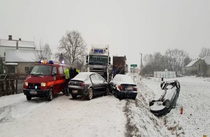 {W czwartek po raz pierwszy spadła nieco większa ilość śniegu. Policjanci z Warmii i Mazur zanotowali 4 wypadki i ponad 80 kolizji.}