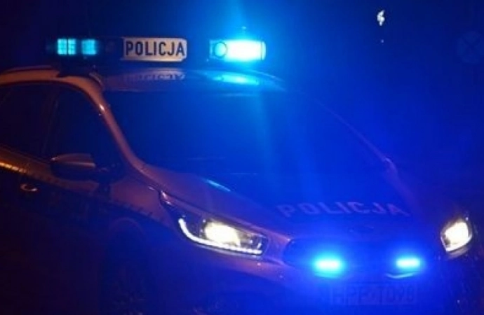 {Olsztyńscy policjanci zatrzymali sprawcę brutalnego rozboju, do którego doszło na terenie Olsztyna w jednym ze sklepów monopolowych. Mężczyzna w kapturze, z nożem w ręku zażądał od ekspedientki wydania pieniędzy.}